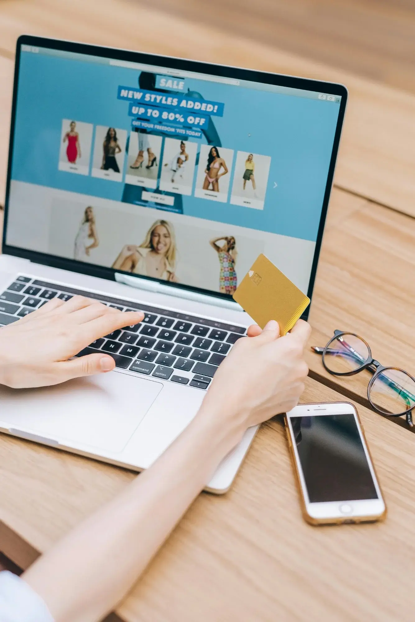 Shopper checking out at a UK fashion eCommerce store with a contactless card